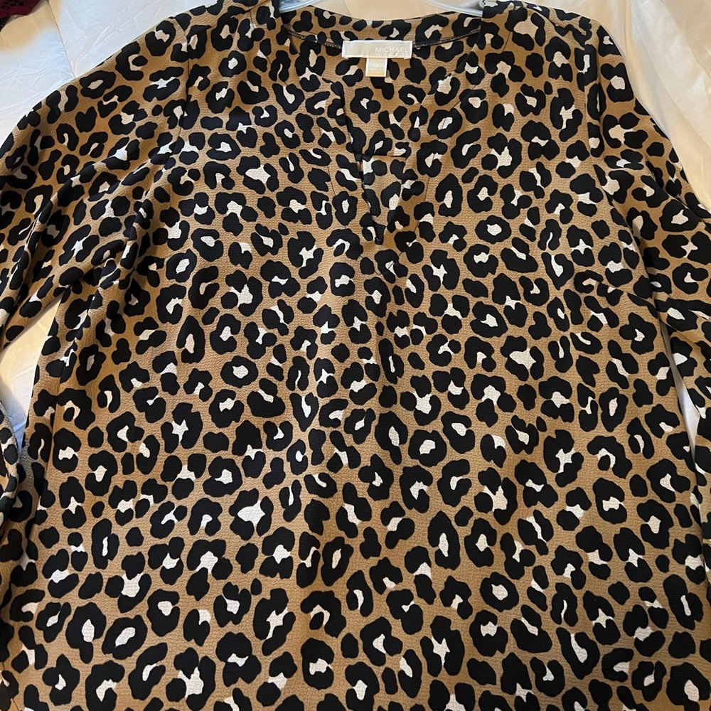 🎃🎃 Michael Kors MK Animal print blouse size medium